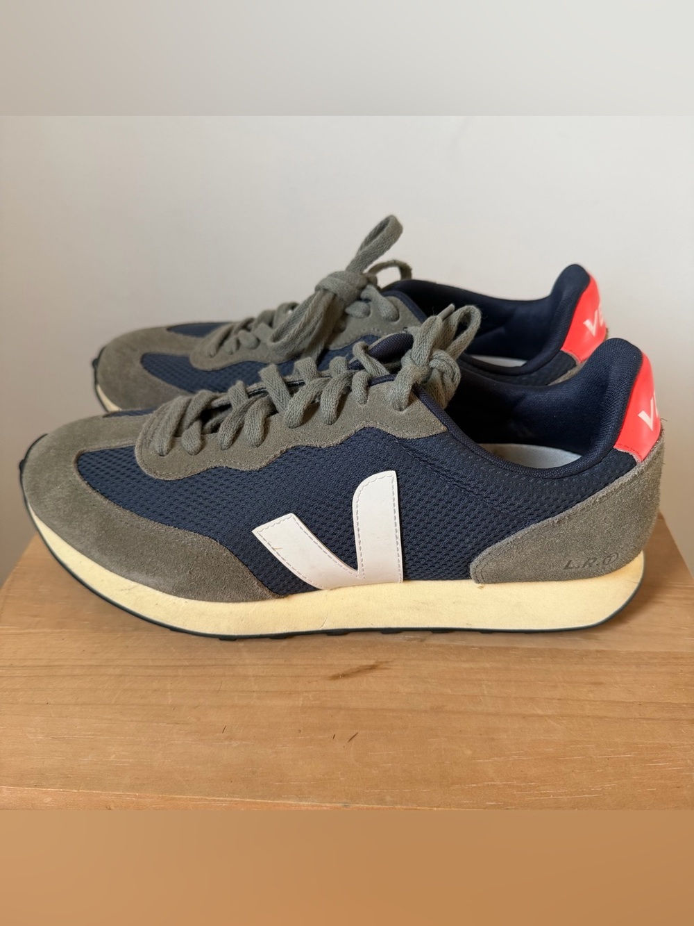 Veja Men’s rio Blanco Navy, Gray Sneaker